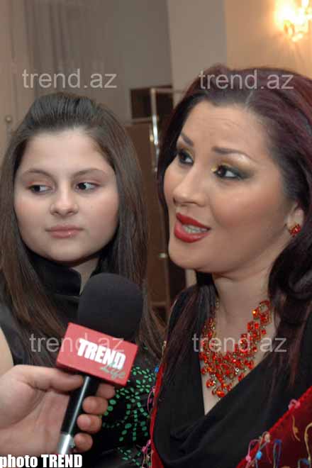Певица Айбениз Гашимова раскручивает дочь Айнишан